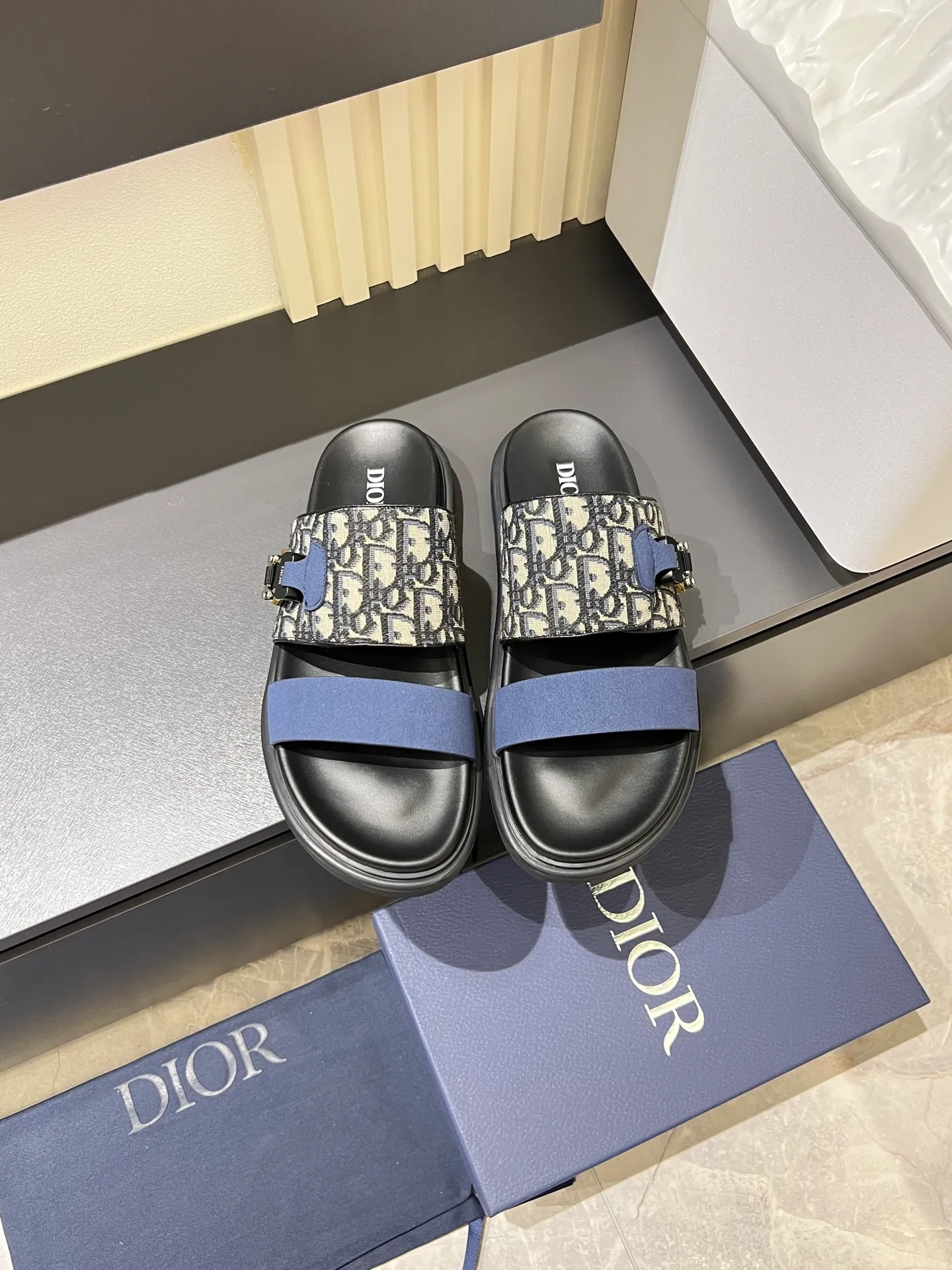 Men's Men's Shoes 💰p320 Dio* Men's Sandals Slippers. Showcasing Dior haute couture design. The Dior gray suede strap is accented with an aluminum Dior buckle for added style. Paired with a comfortable tonal notch sole, they pair easily with shorts or jeans for a sophisticated look. Main body: suede cow leather, technical fabric lining: cow leather, with adjustable straps, aluminum Dior buckle, Dior gray EVA insole, tonal notched rubber outsole splicing structure, size: 38-44 (customized at 45.46)